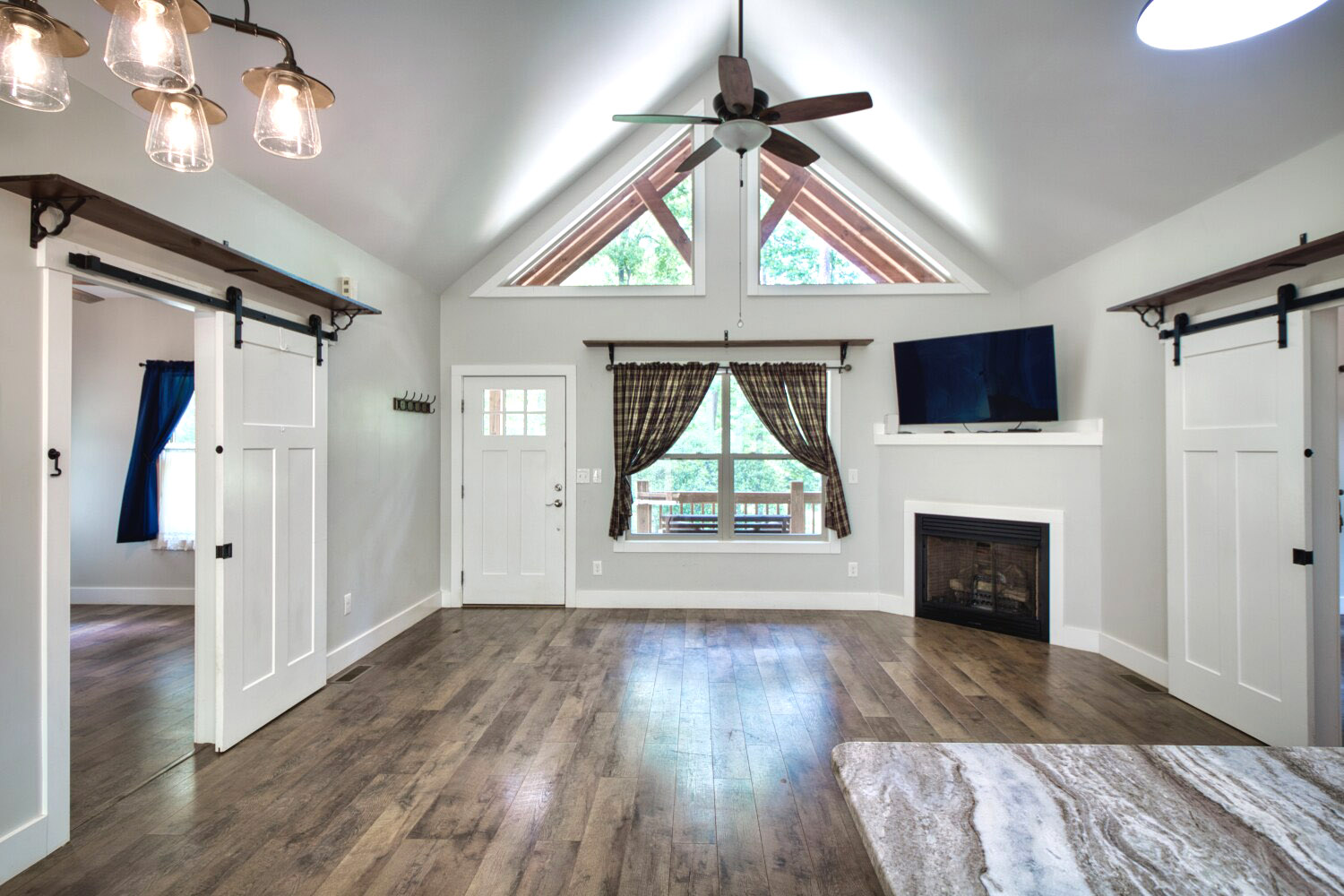 MLS #  4387731 | 3.09 acres | Cabin w/barn and fencing in gated Hearthstone Ridge